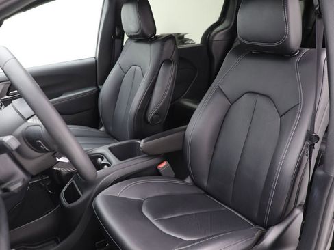 Used 2025 Chrysler Pacifica Select FWD image 15