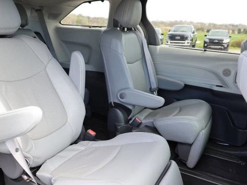 Used 2023 Toyota Sienna Limited AWD/4WD image 16