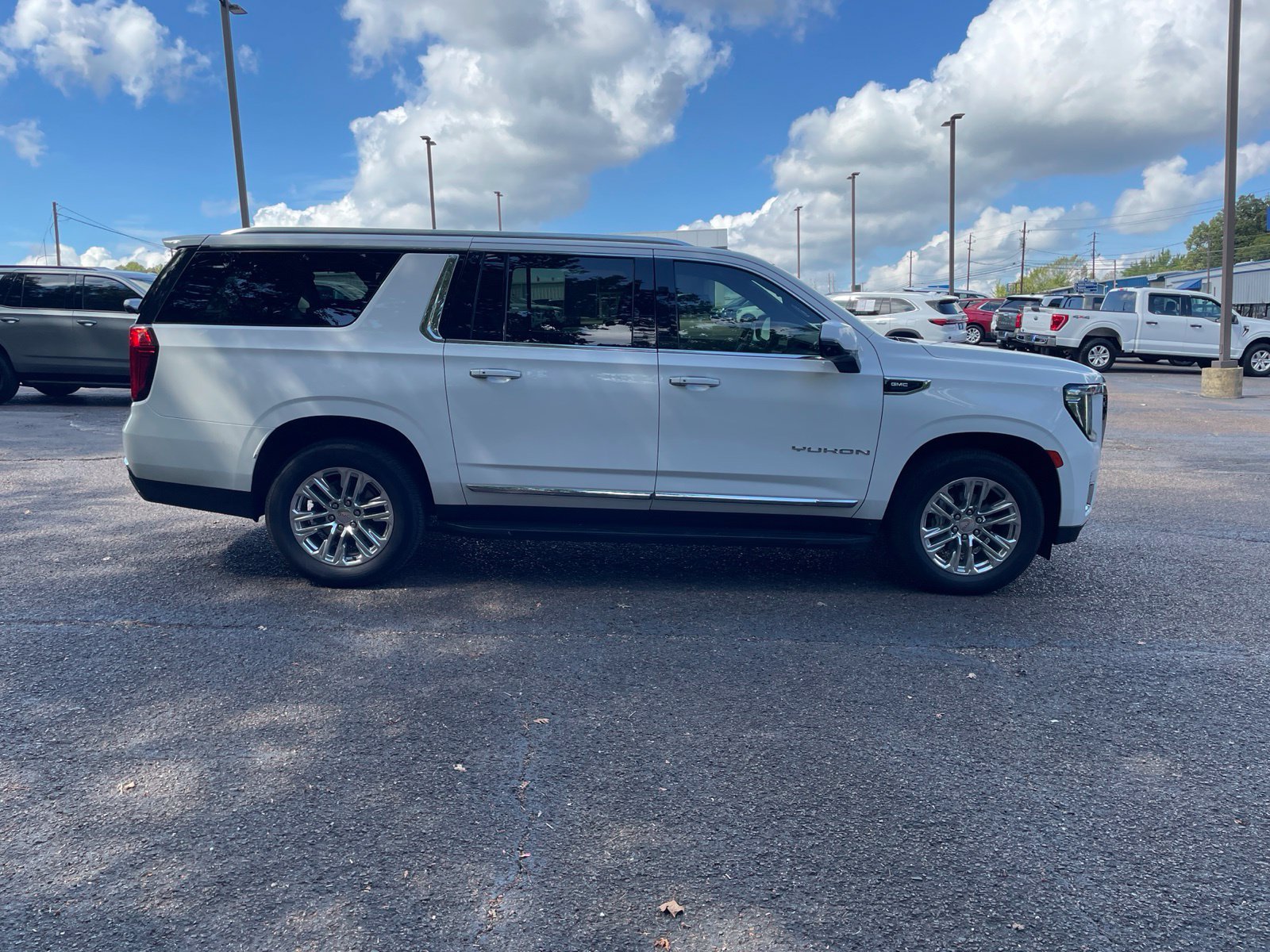 Used 2022 GMC Yukon XL SLT w/ SLT Premium Package AWD/4WD image 7