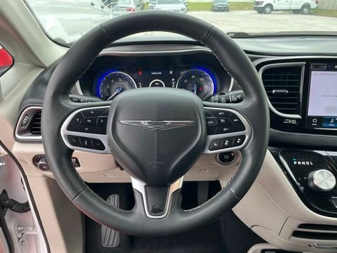 Used 2019 Chrysler Pacifica Touring-L FWD image 18