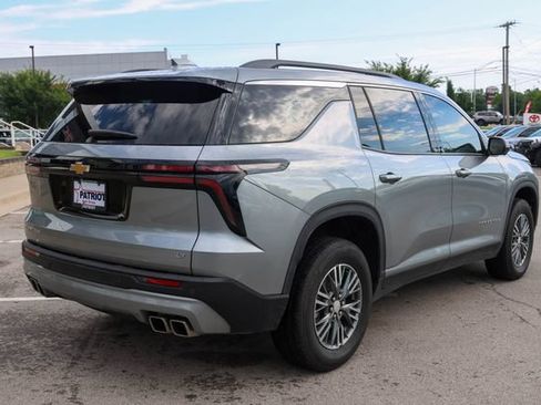 Used 2024 Chevrolet Traverse LT FWD image 3