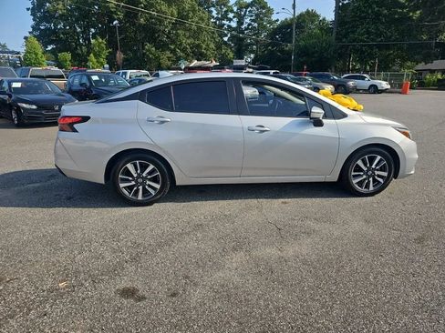 Used 2021 Nissan Versa SV FWD image 7