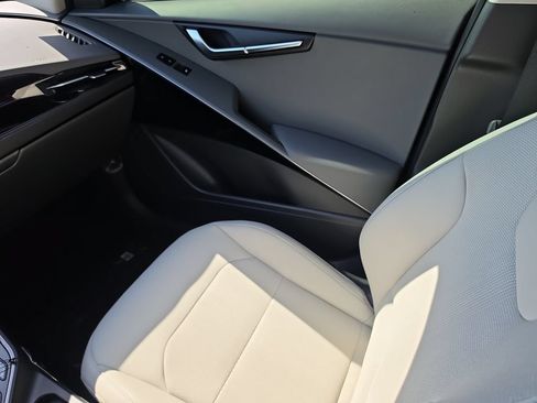 New 2026 Kia Niro EX FWD image 15