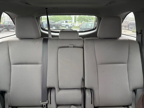 Used 2017 Toyota Highlander LE w/ Carpet Mat Package FWD image 4