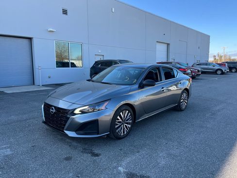 Used 2024 Nissan Altima 2.5 SV image 3