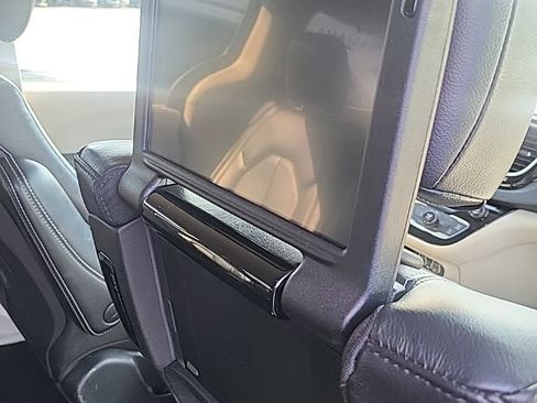 Used 2022 Chrysler Pacifica Touring-L w/ Uconnect Theater Family Group FWD image 6