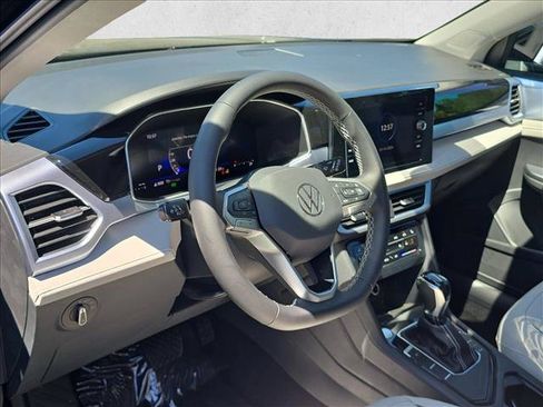 New 2026 Volkswagen Taos SE FWD image 8