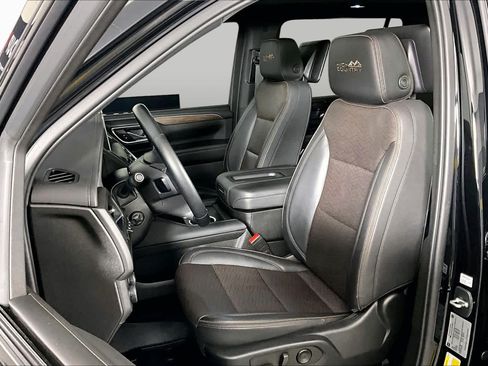 Used 2023 Chevrolet Suburban High Country RWD image 8