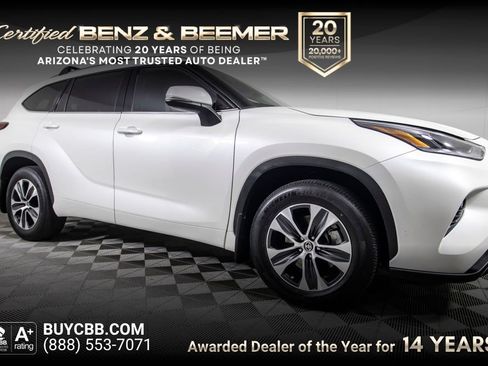 Used 2021 Toyota Highlander XLE FWD image 1