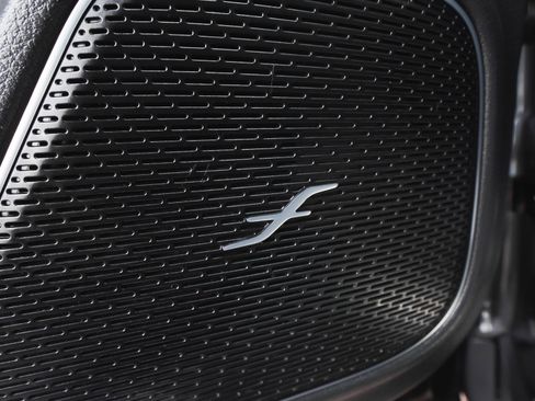 Used 2023 Mercedes-Benz GLB 250 4MATIC w/ Premium Package image 11