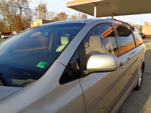 Used 2012 Toyota Sienna LE image 10