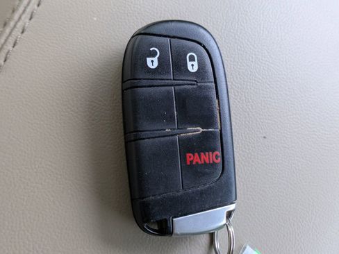 Used 2022 Jeep Grand Cherokee Laredo E image 28