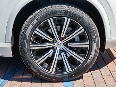 Used 2023 Volvo XC90 B5 Core image 10