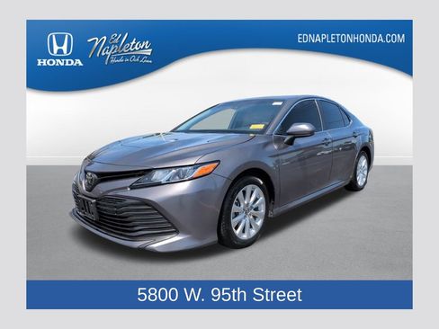 Used 2018 Toyota Camry LE FWD image 1