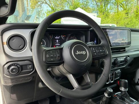 Used 2025 Jeep Wrangler Unlimited Sport AWD/4WD image 33