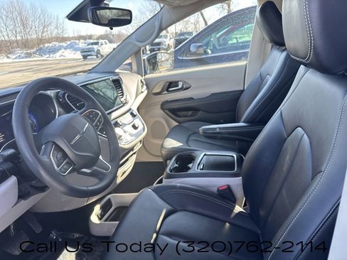 Used 2024 Chrysler Pacifica Touring-L image 2