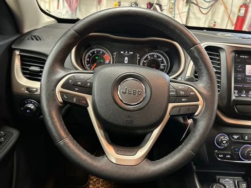 Used 2016 Jeep Cherokee Latitude w/ Cold Weather Group image 19