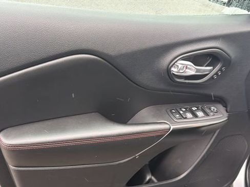 Used 2019 Jeep Cherokee Trailhawk image 22