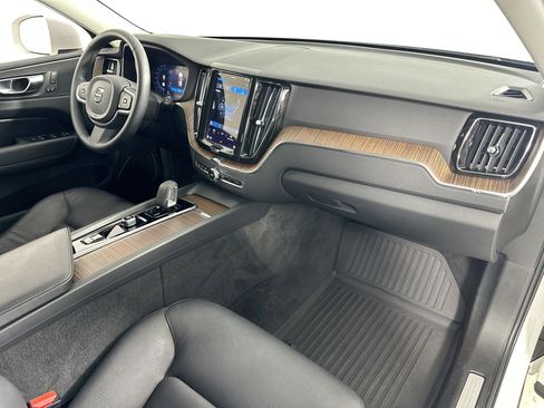 Used 2022 Volvo XC60 B5 Momentum w/ Protection Package Premier image 27