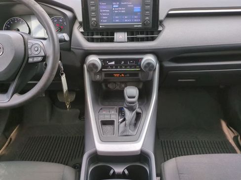 Used 2021 Toyota RAV4 LE FWD image 18