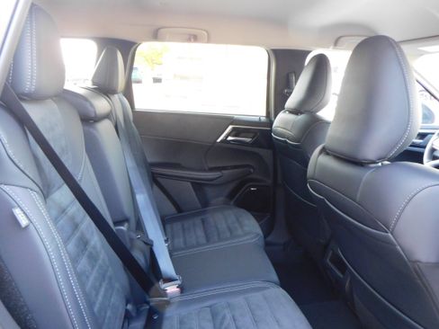 New 2025 Mitsubishi Outlander SE image 21