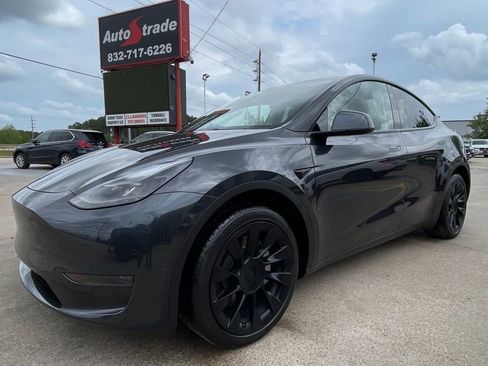 Used 2024 Tesla Model Y Long Range RWD image 4