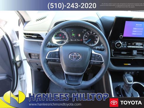 Certified 2025 Toyota Highlander XLE image 19