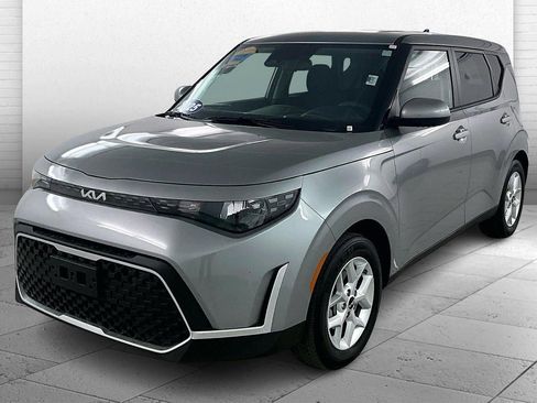 Used 2025 Kia Soul LX FWD image 3