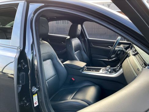 Used 2022 Jaguar XF SE image 9