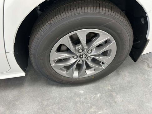 Used 2026 Toyota Sienna XLE FWD image 9
