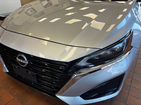 Used 2024 Nissan Altima 2.5 S FWD image 9
