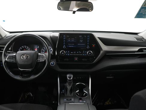 Used 2021 Toyota Highlander LE AWD/4WD image 17
