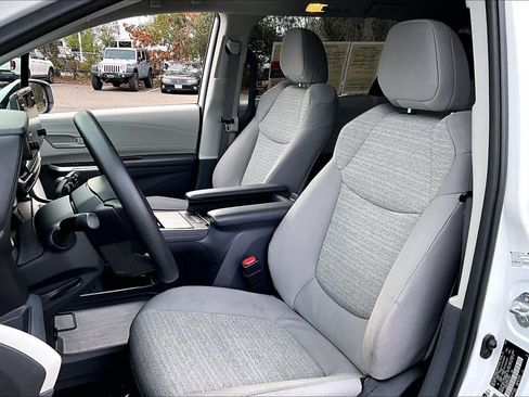Certified 2023 Toyota Sienna LE image 7