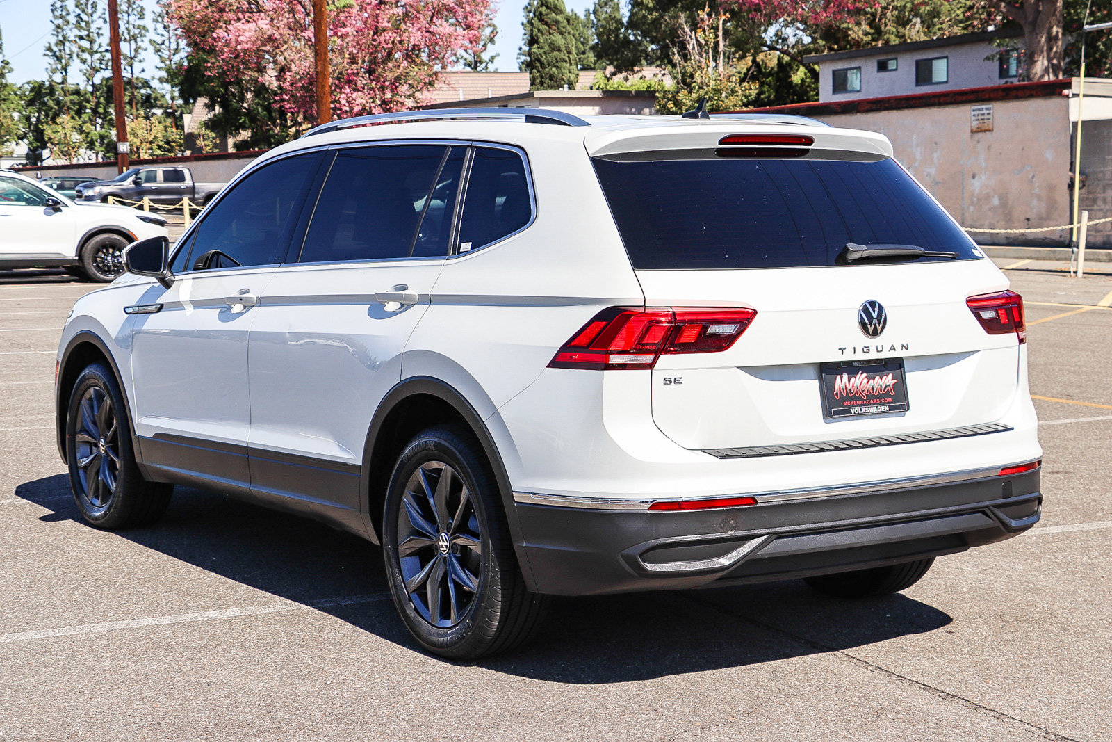 Used 2023 Volkswagen Tiguan SE w/ Panoramic Sunroof Package FWD image 8