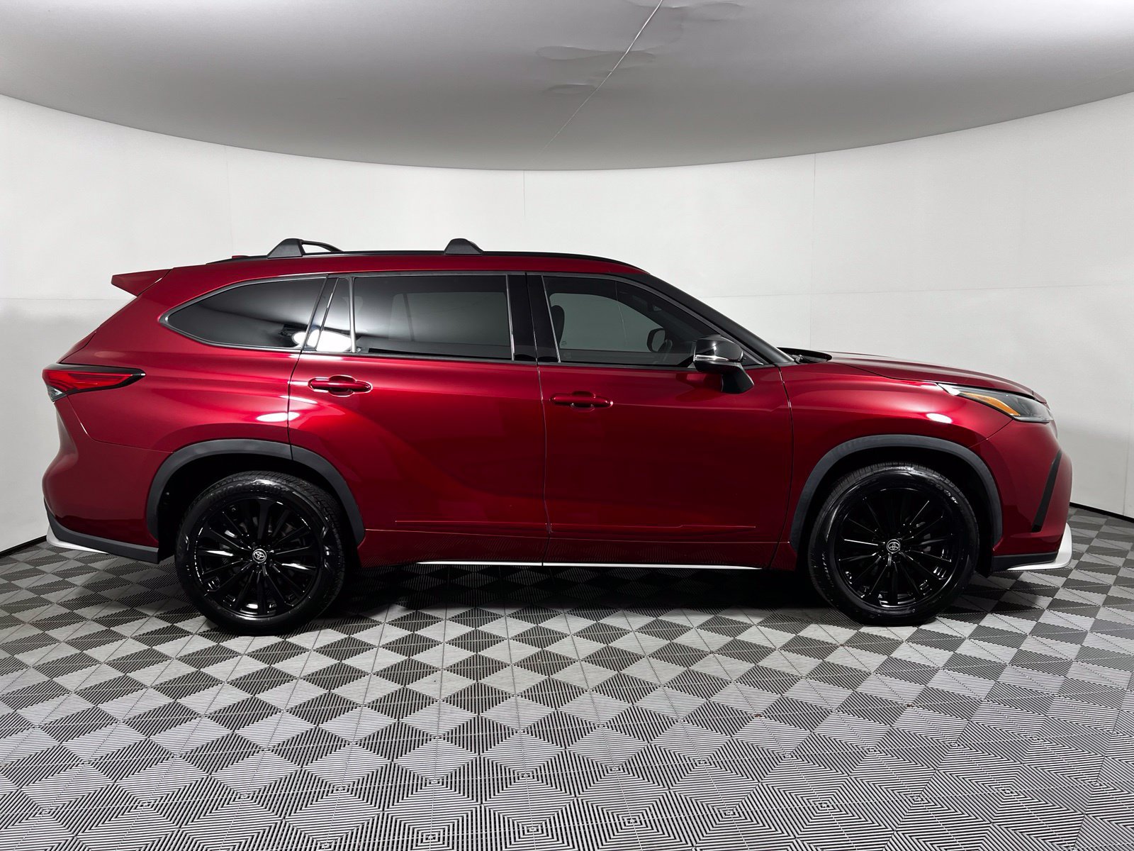 Used 2023 Toyota Highlander XSE AWD/4WD image 4