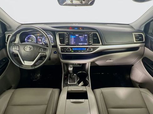 Used 2019 Toyota Highlander XLE FWD image 28