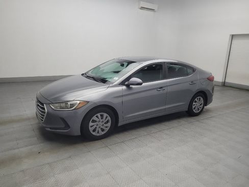 Used 2018 Hyundai Elantra SE FWD image 2