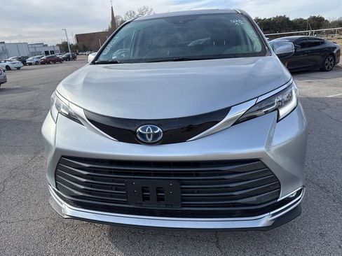 Used 2023 Toyota Sienna Limited image 2