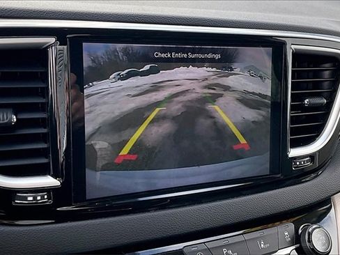 Used 2024 Chrysler Pacifica Touring-L image 21