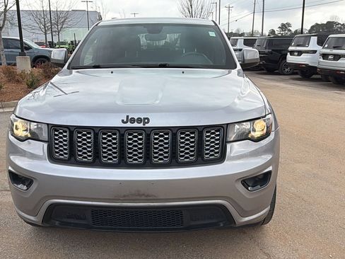 Used 2020 Jeep Grand Cherokee Altitude image 3