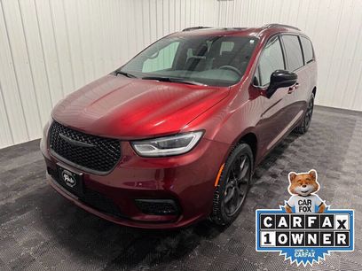 Used 2023 Chrysler Pacifica Limited w/ Uconnect Theater Family Group