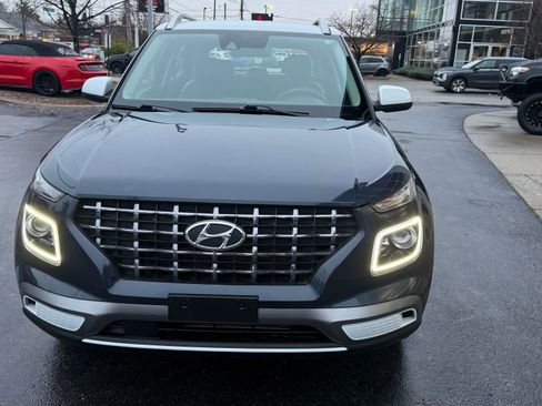 Used 2020 Hyundai Venue image 11