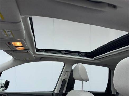 Used 2018 Subaru Forester 2.5i Premium w/ All-Weather Package image 11