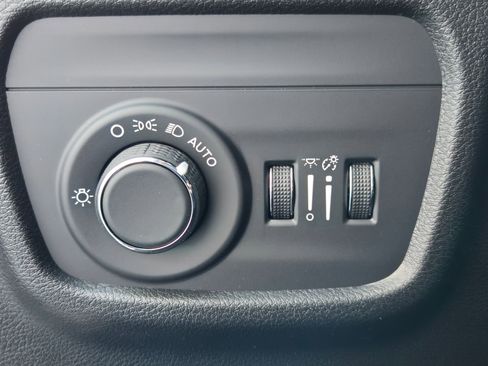 New 2025 Jeep Grand Cherokee Altitude image 19