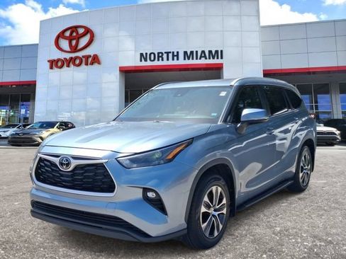 Used 2023 Toyota Highlander XLE FWD image 2