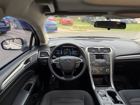 Used 2018 Ford Fusion SE FWD image 24