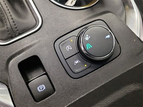 Used 2023 Chevrolet Traverse Premier image 11