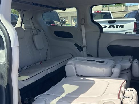 Used 2019 Chrysler Pacifica Limited FWD image 42
