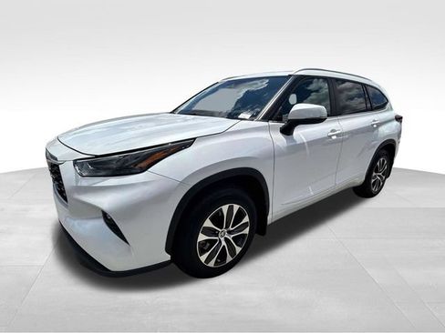 Used 2023 Toyota Highlander XLE FWD image 6