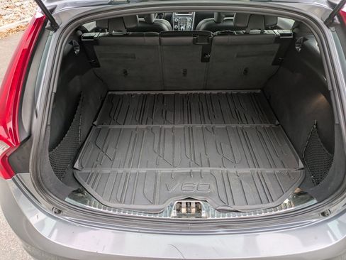 Used 2017 Volvo V60 T6 R-Design Platinum image 30